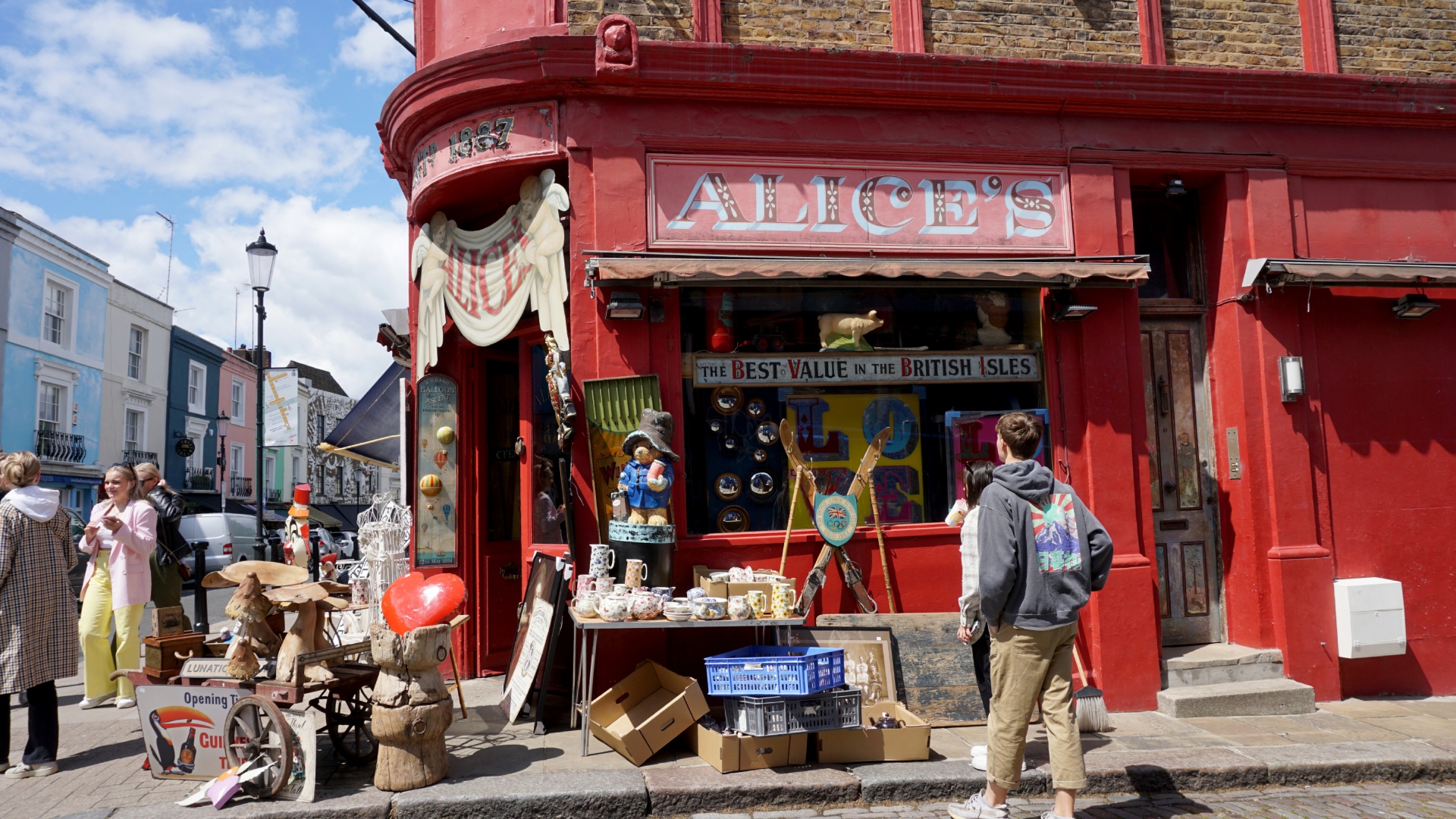 Alice's antique shop on Portobello Road, Notting Hill. © Shutterstock Alice's antique shop on Portobello Road in Notting Hill on a sunny day