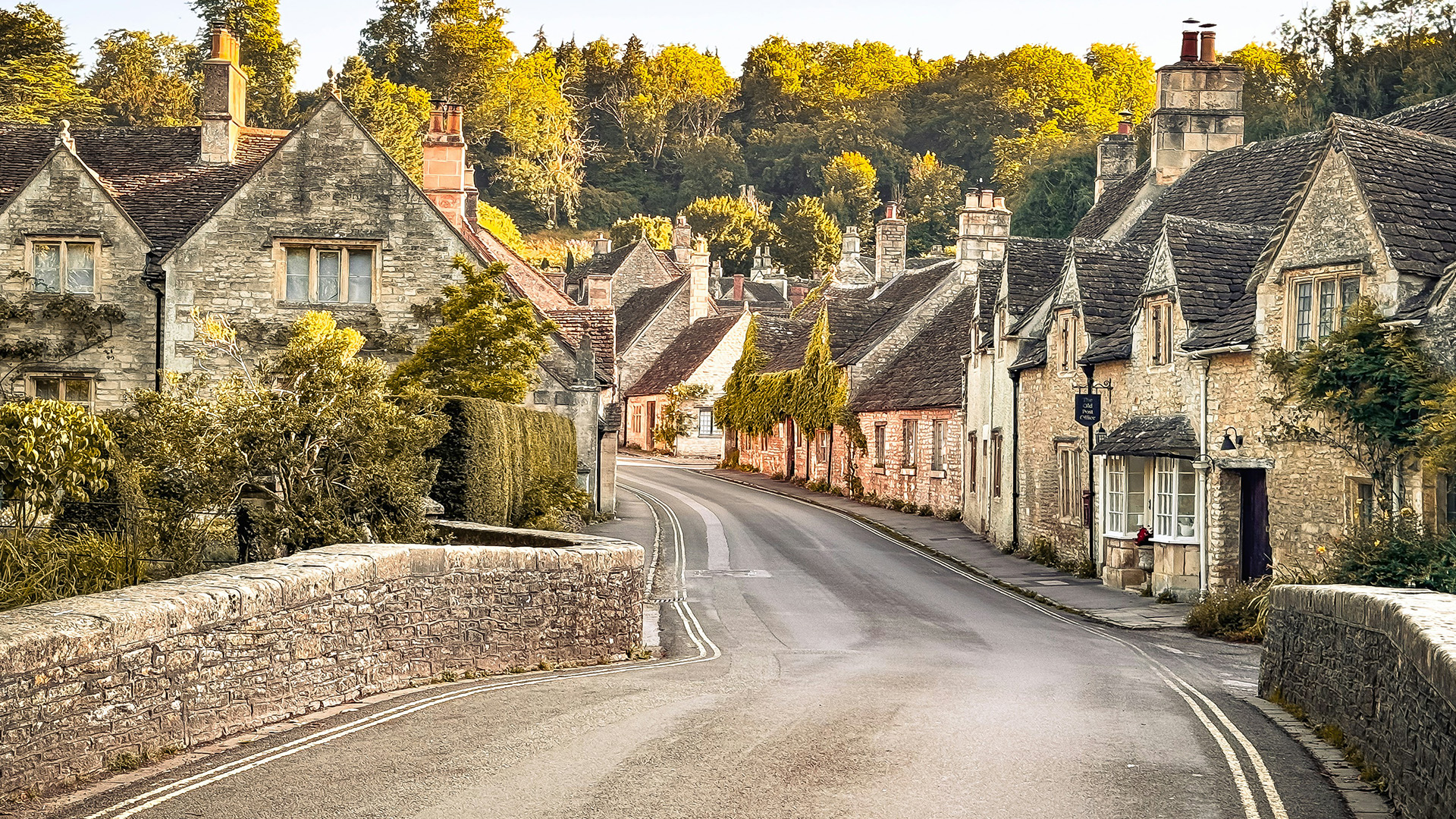 Smarts Bridge in Castle Combe, Cotswolds. Image courtesy of Vibrant Vision Studios/Unsplash. Smarts Bridge in Castle Combe captured at dusk.