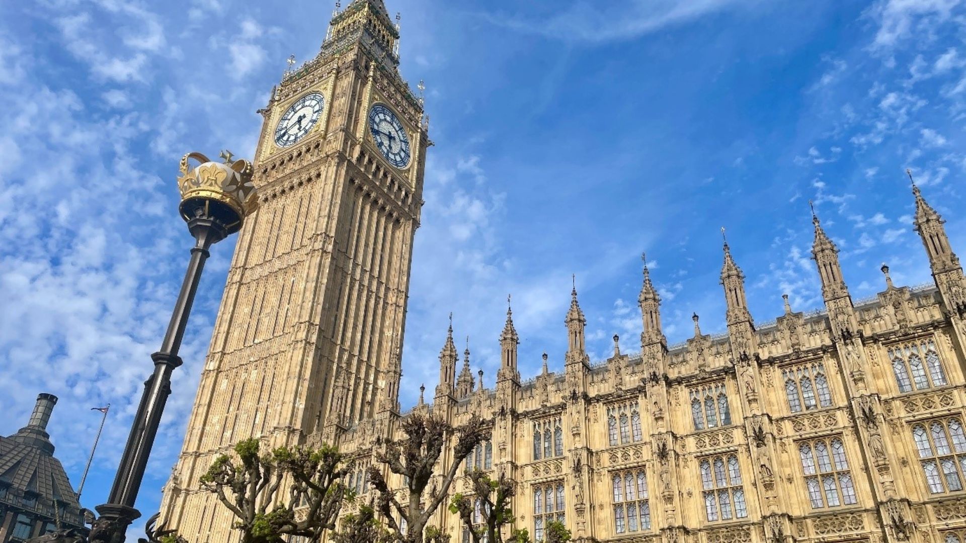 Get a behind-the-scenes of an iconic London landmark on a Big Ben Tour. Image credit: Chantal Welch The big ben tower and houses of parliament in London against a blue sky.