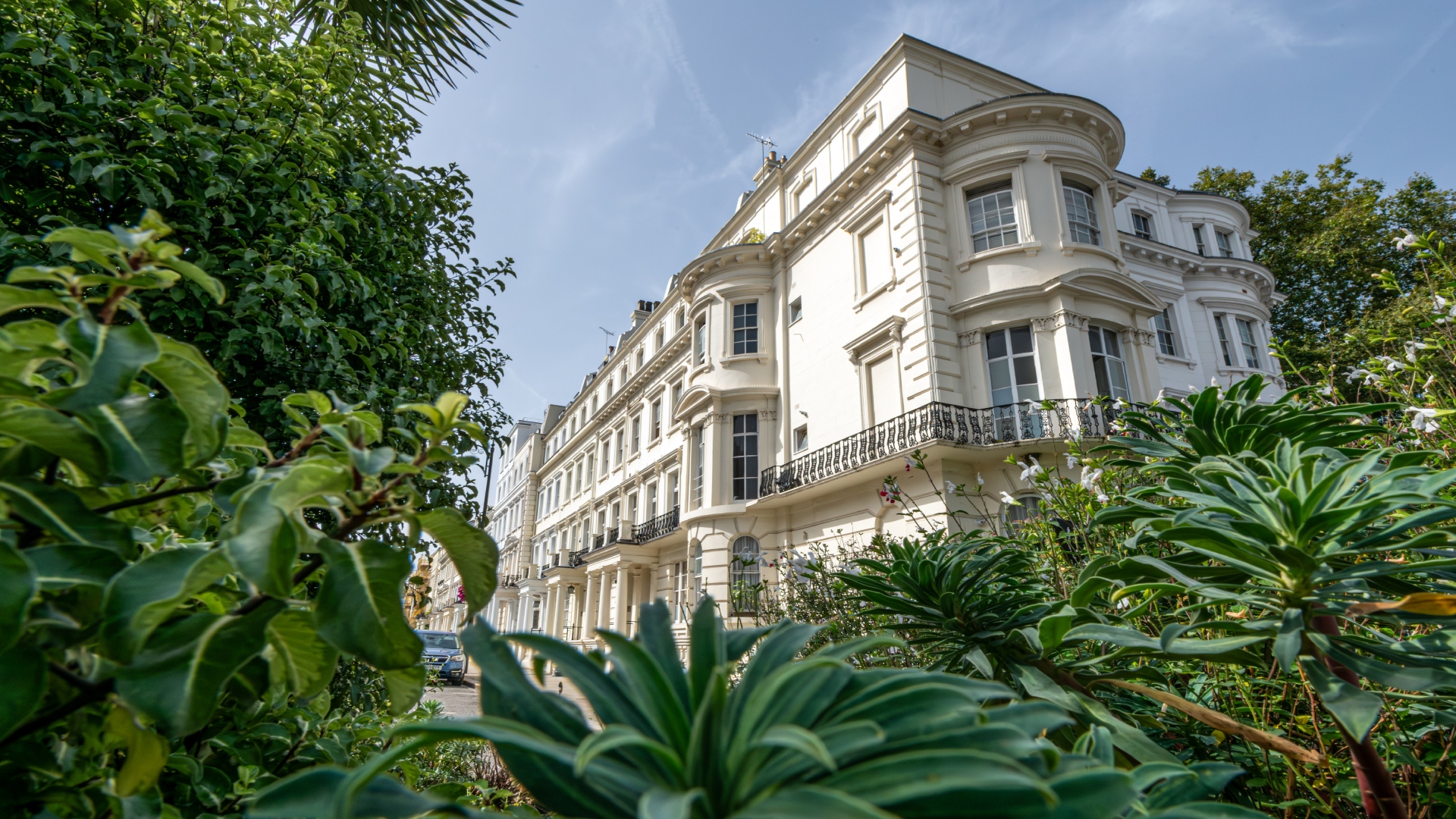 Stunning Victorian terrace houses in Little Venice. © London & Partners/Michael Barrow Victorian terrace houses framed by greenery in Little Venice