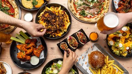 Tuck into tasty food at Bat and Ball, including pizzas, burgers, loaded fries, crispy chicken and more! © Golden Tours/John Knight
