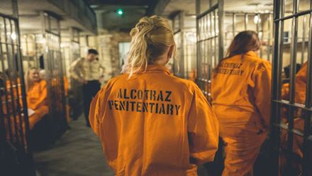 Experience the unique immersive experience at Alcotraz Prison Cocktail Experience in London. Image courtesy of Golden Tours.