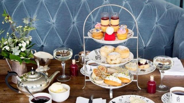 Afternoon tea at The Swan at Shakespeare's Globe © The Swan at Shakespeare's Globe. Image courtesy of The Swan at Shakespeare's Globe A selection of cakes, scones and sandwiches on a stand served with tea
