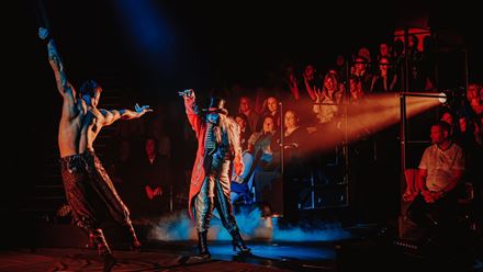 Feel the energy, embrace the joy, and come alive at The Greatest Showman Circus spectacular. © London Theatre Direct/Luke Dyson