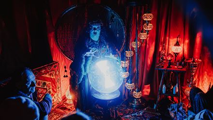 Enjoy a pre-show immersive adventure at COME ALIVE! London: The Greatest Showman Circus London Spectacular. © London Theatre Direct/Luke Dyson