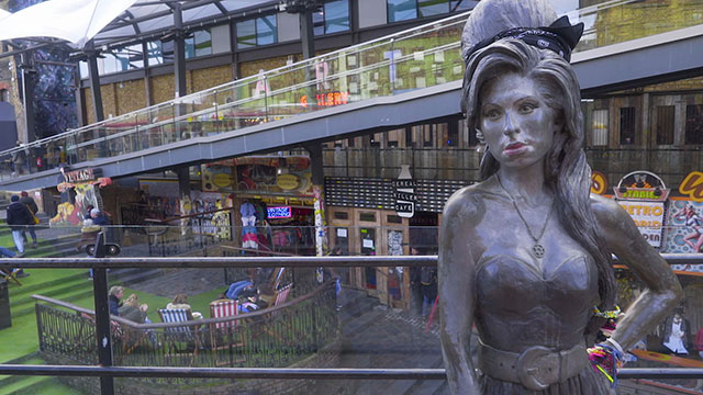 Amy Winehouse statue in Camden Market © London & Partners. Image courtesy of London & Partners / Photos.London. A statue of Amy Winehouse in front of the market place in Camden market.