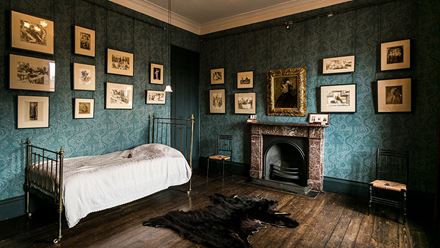 The bedroom at Leighton House Museum. Credit: Kevin Moran. Image courtesy of RBKC / Leighton House Museum.