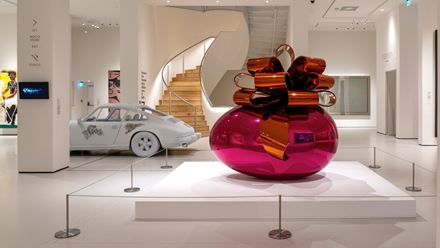 Smooth Egg with Bow (Magenta/Orange), an artwork by Jeff Koons. Image courtesy of Moco Museum.