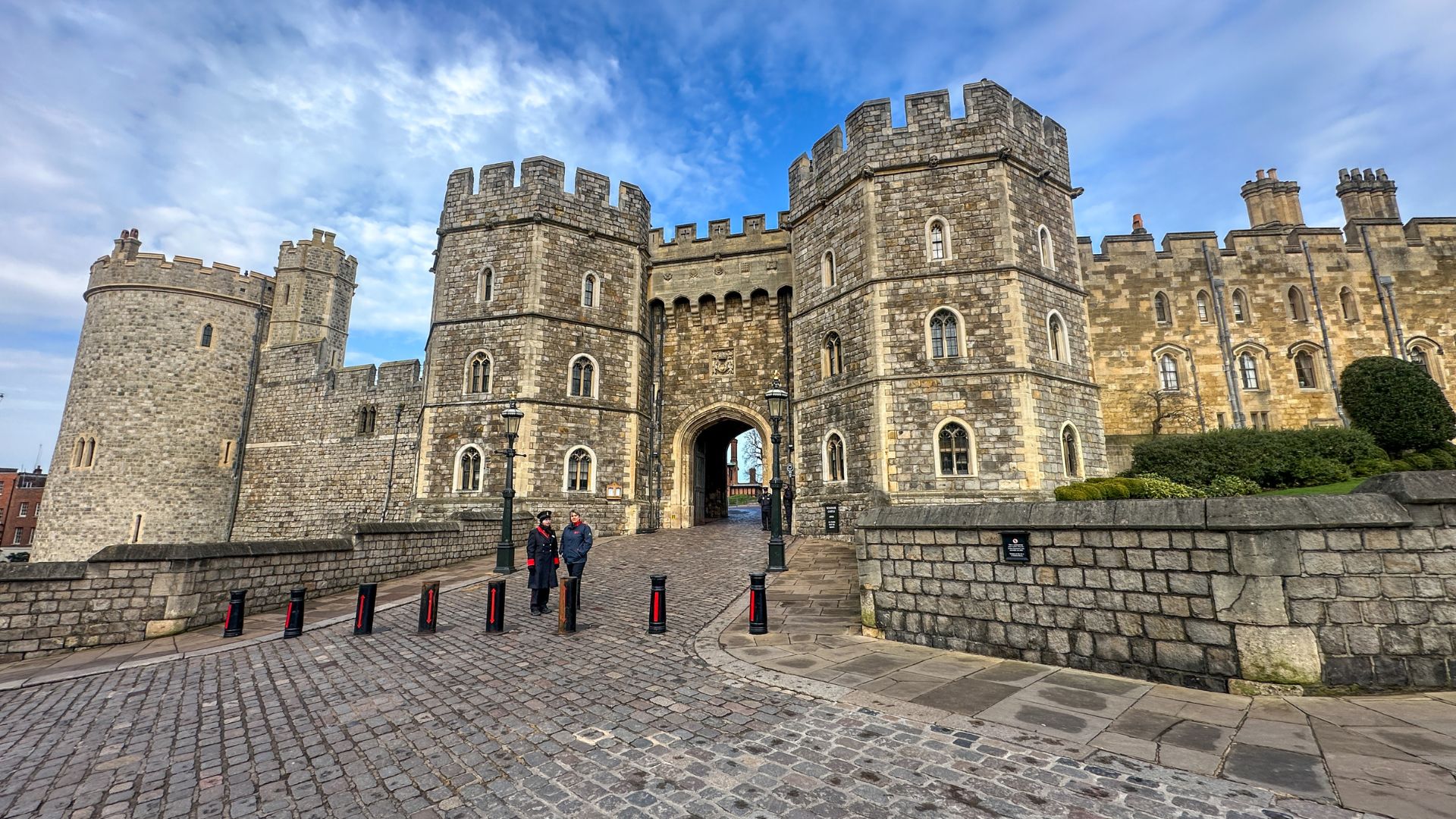 Admire the impressive architecture of Windsor Castle. © Visit London/Kirstine Spicer The large beige stone walls of windsor castle under a blue sky.