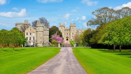 Windsor Castle and the luscious green gardens surrounding the grounds. © Shutterstock.