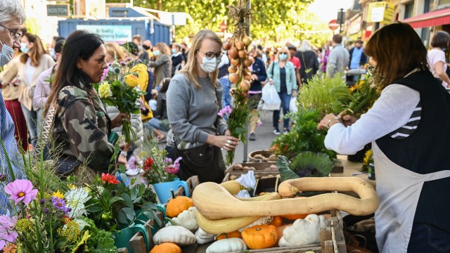 Browse the stalls of Chiswick Flower Market. Image courtesy of Frank Noon/Chiswick Flower Market. People browsing the stalls of Chiswick Flower Market.