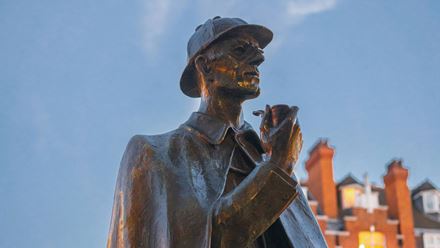 Spot the Sherlock Holmes statue standing at Baker Street Station in London. Credit: Huan Yu. Image courtesy of Unsplash.
