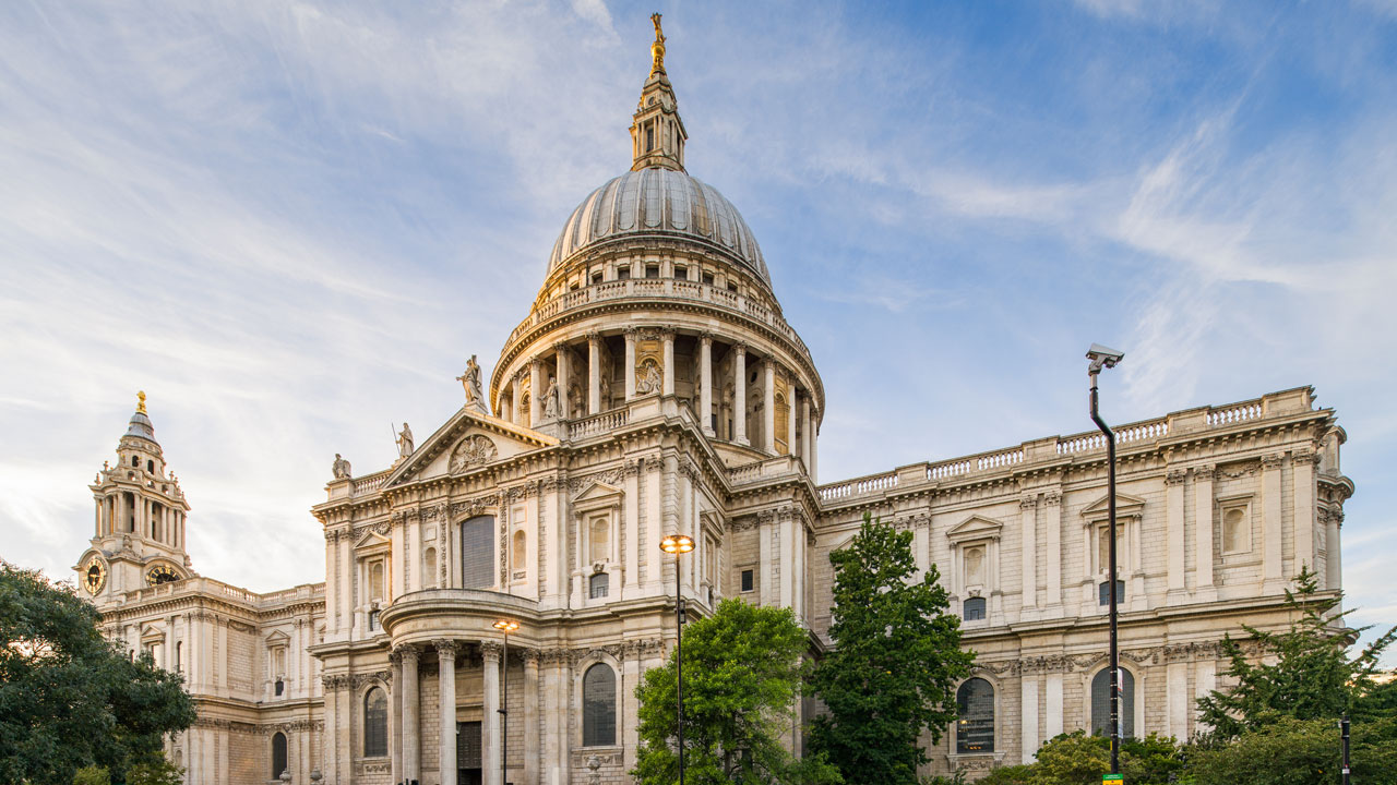 Learn about British History while visiting the iconic St Paul's Cathedral. © Visit London/ Jon Reid. View of St Paul's cathedral, recognisable by its majestic dome.