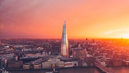 Spectacular views of the London skyline at sunset from the Shard © Shutterstock / Photos.London