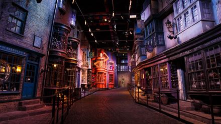 Diagon Alley. Credit: Warner Bros. Studio Tour London – The Making of Harry Potter. Image courtesy of Golden Tours.
