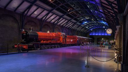 Platform 9 ¾ and Hogwarts Express. Credit: Warner Bros. Studio Tour London – The Making of Harry Potter. Image courtesy of Golden Tours.