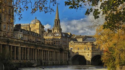 Take a stroll along the river and enjoy views of Pulteney Bridge in Bath. © Unsplash/Bradley Pritchard Jones