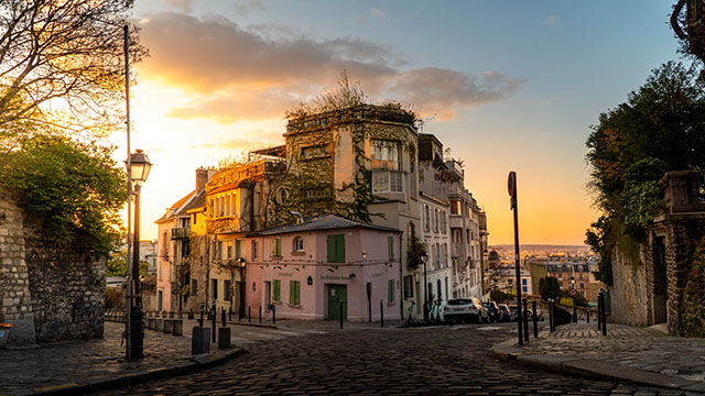 La Maison Rose in Montmartre. © Unsplash/Bastien Nvs View on the famous studio and restaurant La Maison Rose in Montmartre by a sunny evening.