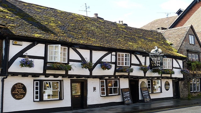The New Inn in Salisbury, dating back to 1380. Image courtesy of Pixabay. Landscape image of an old inn, which charming thatched roof, wooden beams, white walls and traditional window panes.