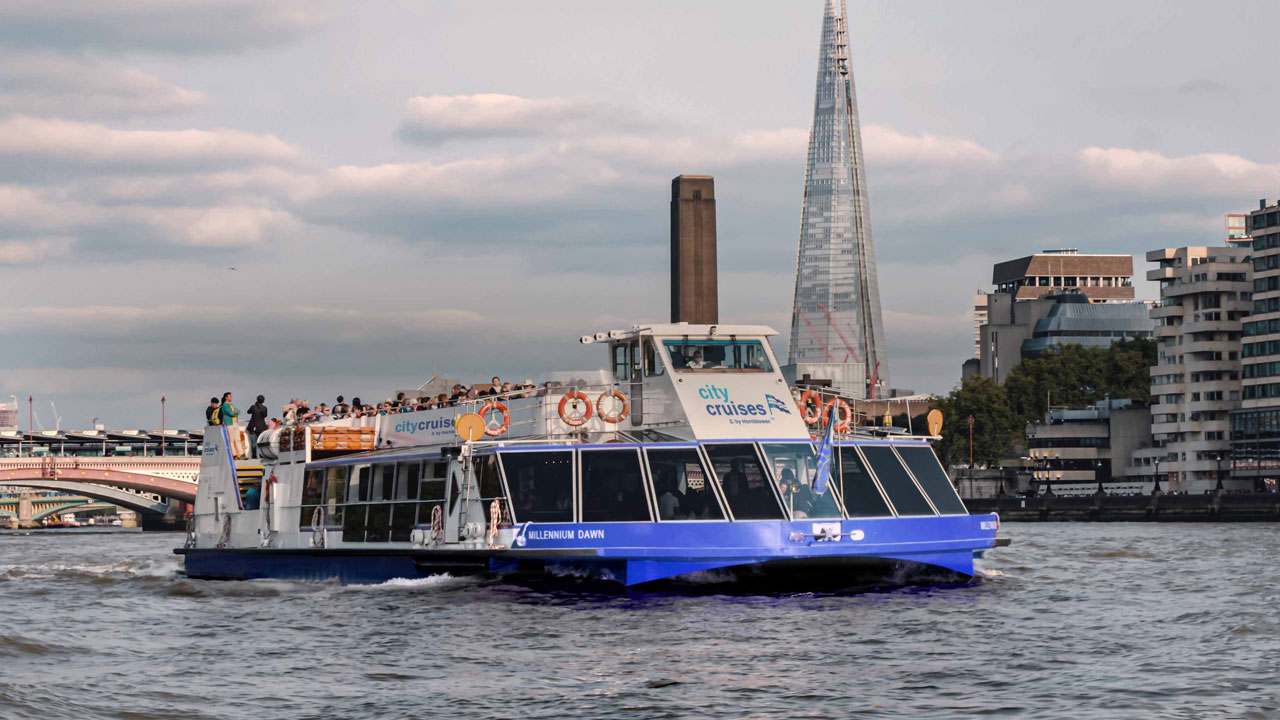 Explore London from the top deck of one of London City Cruises sightseeing tour and spot London's best spots. © City Cruises - photo credit: Christopher Ison The City Cruises sightseeing boat navigates the river Thames with the Shard looming on the background.