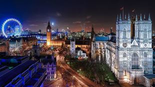 View on the London open top bus experience of the city by night, featuring main attractions such as Big Ben, the London Eye and Westminster Abbey among others.