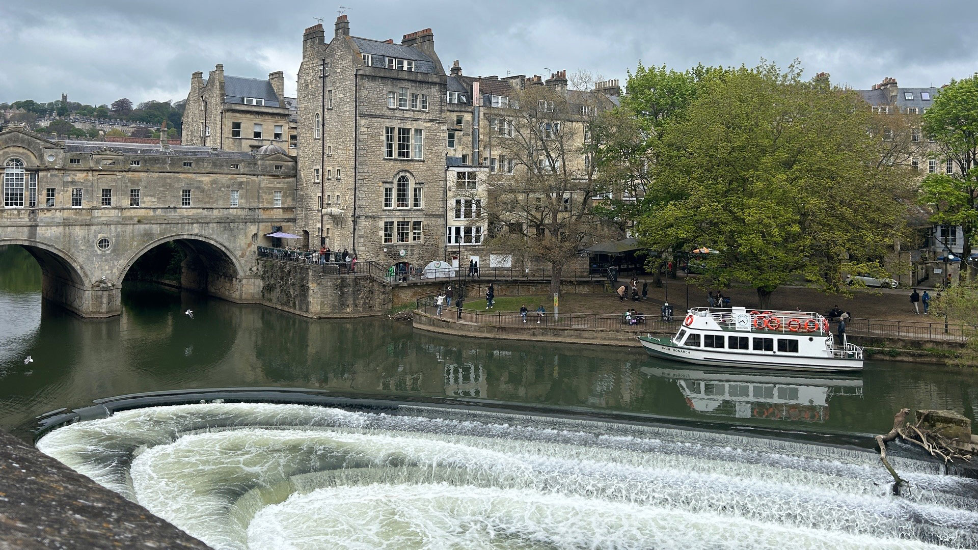Discover the picturesque city of Bath. © Visit London/Charlotte Pritchard. View of the Pulteney Bridge River Avon in Bath.