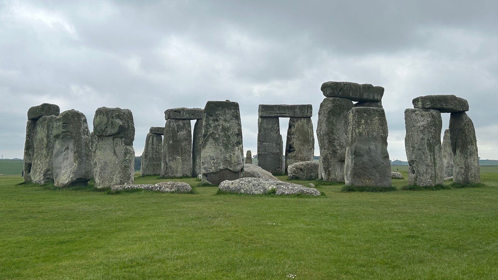 Discover historic Stonehenge. © Visit London/Charlotte Pritchard. View of Stonehenge from circular walk.
