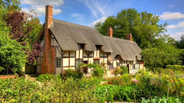 See charming cottages in Stratford-upon-Avon. Image courtesy of Getty Images/iStockphoto. Small cottage with thatched roof in Stratford-upon-Avon