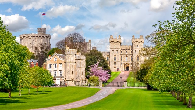 Windsor Castle and gardens on a clear sunny day.