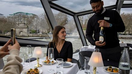 Enjoy entertainment and a live singer on board a London dinner cruise. Image courtesy of Golden Tours.