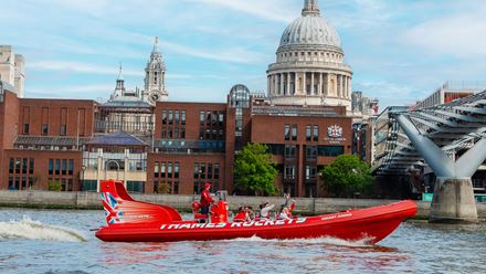 Enjoy an exhilarating ride with Thames Rockets spotting London’s top attractions. Image courtesy of Golden Tours.