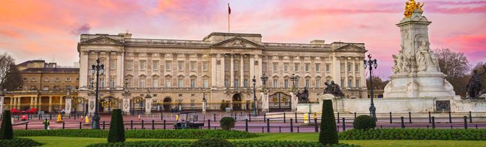 Buckingham Palace and the Victoria memorial gardens at sunset.