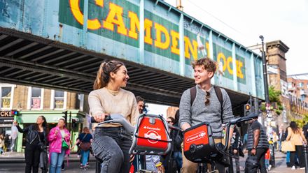 Tour London's famous sights and landmarks on a Santander Cycles bike. Credit: Golden Tours. Image courtesy of Golden Tours.