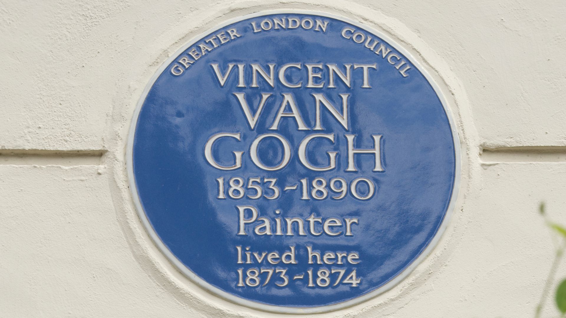 Vincent Van Gogh blue plaque. © English Heritage Vincent van gogh blue plaque on a white wall in London.