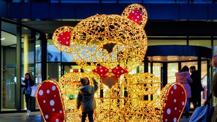 Experience the magic of Christmas at Christmas in Chelsea. Image courtesy of Golden Tours.