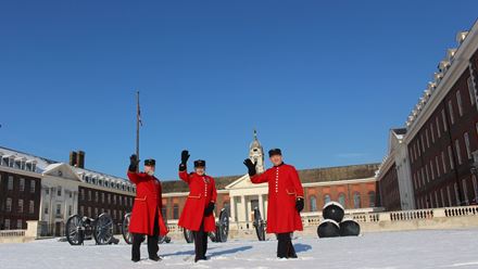 Twinkling lights and holiday delights await you at Christmas in Chelsea. Image courtesy of Golden Tours.