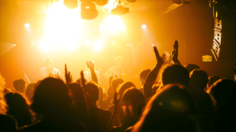 Join the crowds that flock to the dancefloor at Oslo in Hackney. CredIt: Joan Payà. Image courtesy of Oslo Hackney. Crowds dance and clap along to a live band on stage at Oslo Hackney