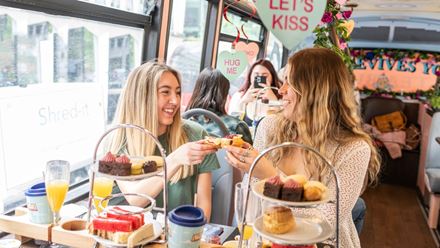 Bring your friends to a panoramic tour of London for a unique experience aboard the Afternoon Tea Bus Tour. © Visit London/Michael Barrow