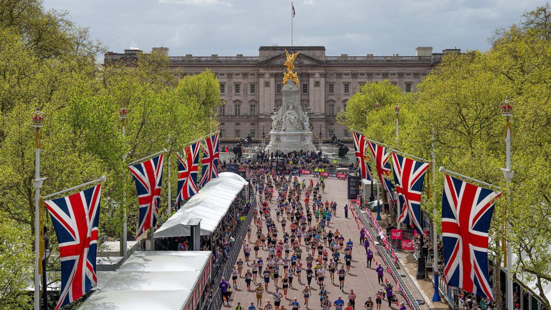 A view along The Mall as participants approach the finish line during The TCS London Marathon on Sunday 21st April 2024. ©TCS London Marathon. Photo: Thomas Lovelock for London Marathon Events A view along The Mall as participants approach the finish line during The TCS London Marathon on Sunday 21st April 2024.