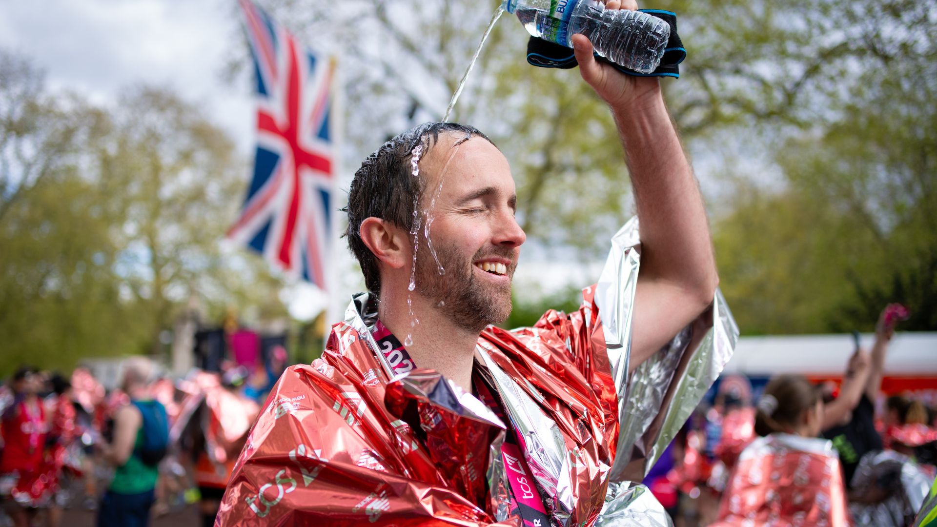 A runner cools down after completing The TCS London Marathon on Sunday 21st April 2024. ©TCS London Marathon. Photo credit: Jon Super for London Marathon Events A runner pours water over himself to cool down after completing The TCS London Marathon on Sunday 21st April 2024.