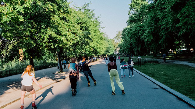 Roller skating in Hyde Park © Samuel Regan Asante / Unsplash. Image courtesy of Samuel Regan Asante / Unsplash. People roller skating in Hyde Park on a sunny day.