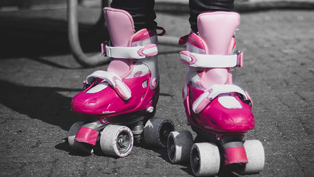 Learn to skate in London © Sven Brandsma / Unsplash. Image courtesy of Sven Brandsma / Unsplash. A child wearing pink and white roller skates on a sunny day