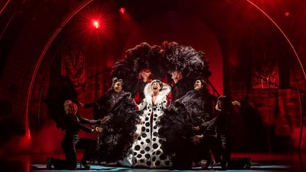 Watch Sydnie Christmas take to the stage as Cruella de Vil in the musical adaptation of the much-loved family film, 101 Dalmatians. Image courtesy of Jo Allan PR. Photo credit: Johan Persson.