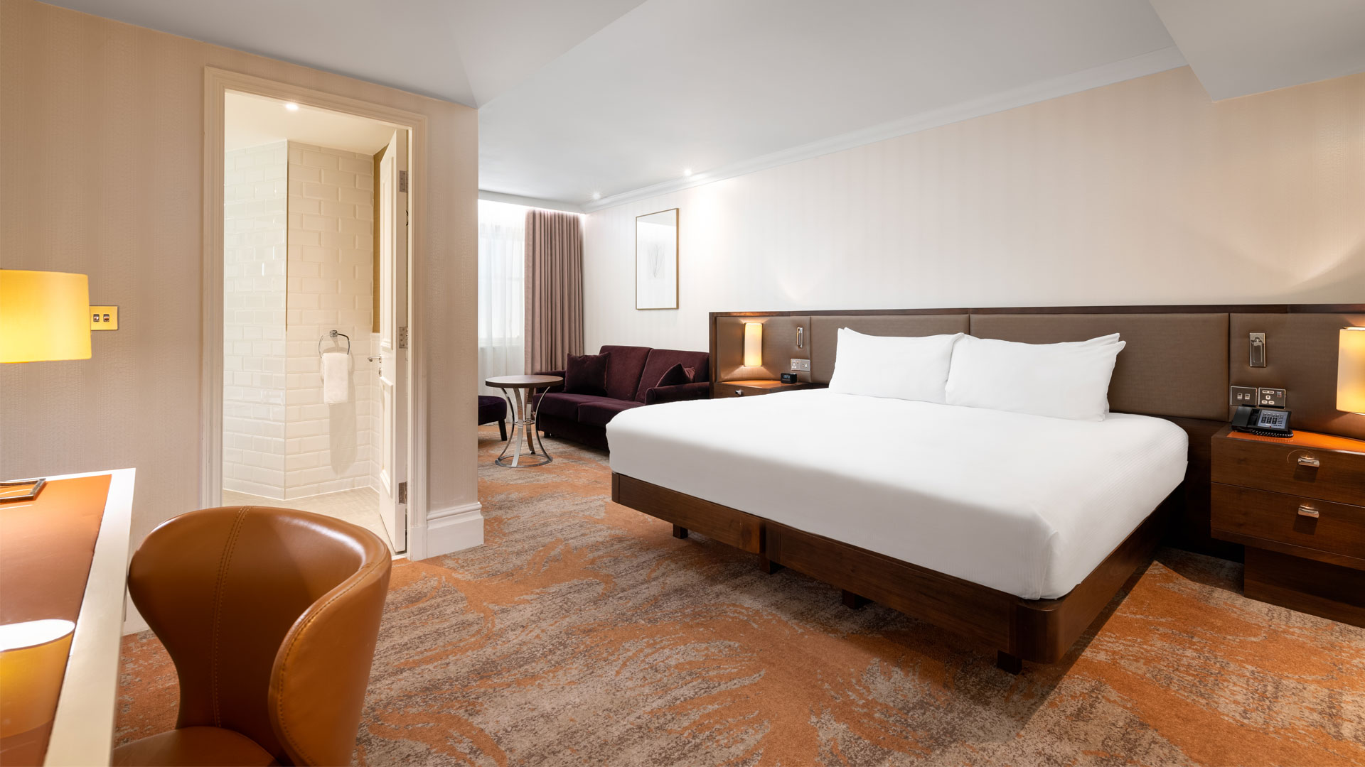 Enjoy a spacious and comfortable stay at Hilton London Hyde Park. Image courtesy of Hilton. Spacious bedroom with ensuite at Hilton London Hyde Park.