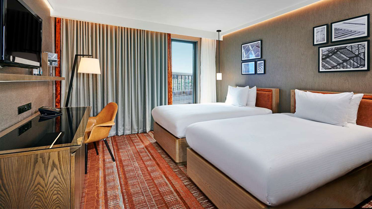 Discover London’s family-friendly attractions from Hilton London Tower Bridge. Image courtesy of Hilton. Twin bedroom at Hilton London Tower Bridge.