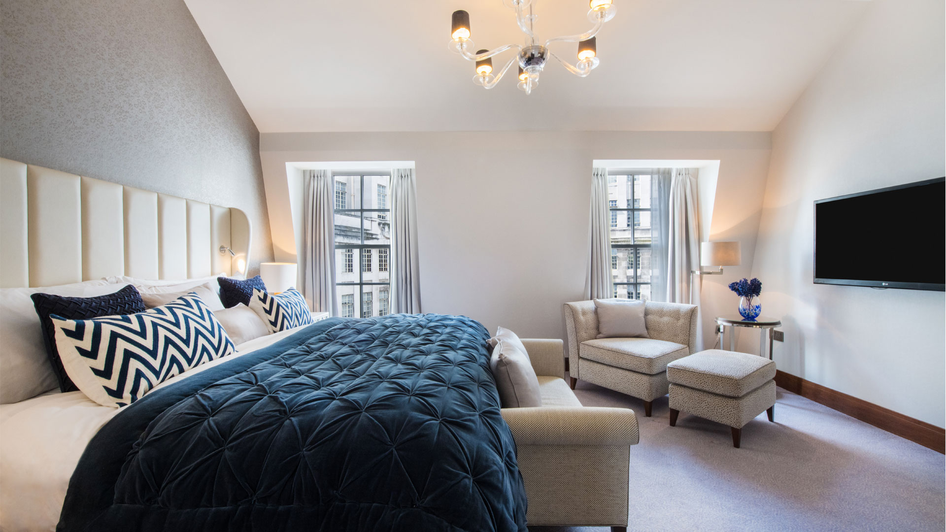 Wake up to London’s top attractions on your doorstep at Conrad London St. James. Image courtesy of Hilton. Suite in Conrad London St James.